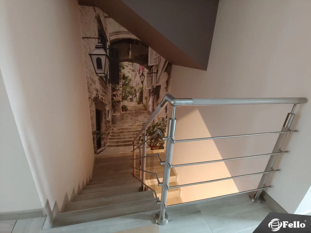 Innengeländer aus Aluminium an der Treppe im Haus